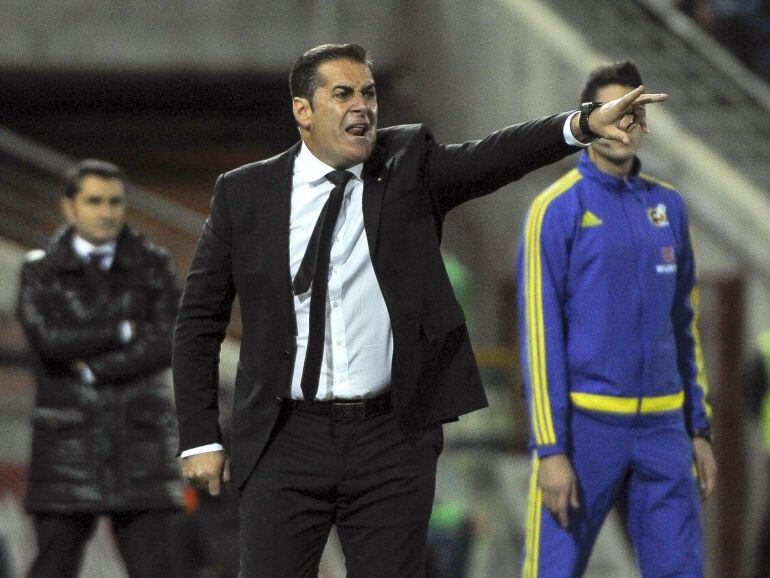 El entrenador del Granada José Ramón Sandoval, durante el partido de la duodécima jornada de liga en Primera División que Granada y Athletic Club disputan esta noche en el estadio Nuevo Los Cármenes