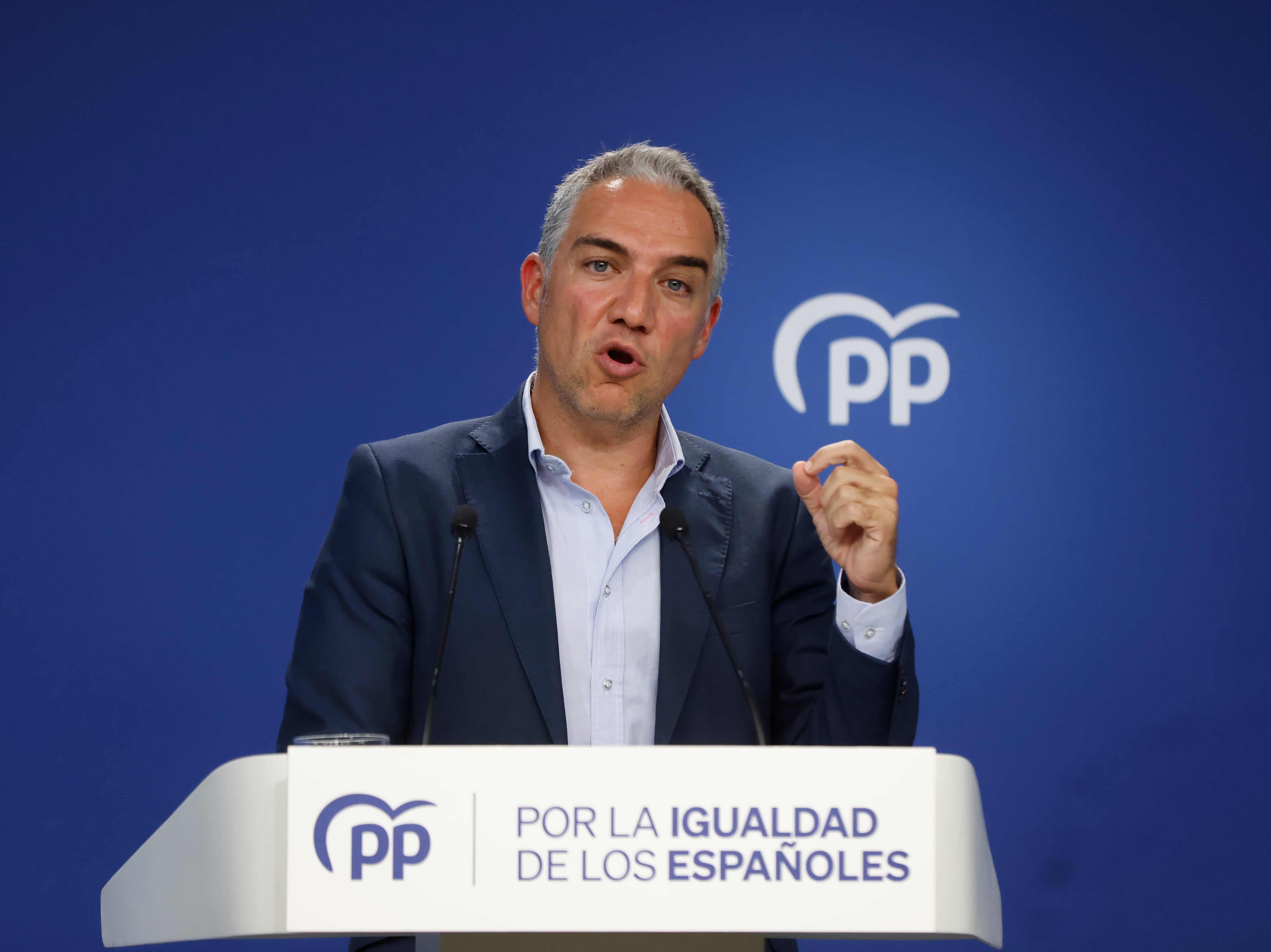 El coordinador general del PP, Elías Bendodo, da una rueda de prensa en el marco de la reunión del Comité de dirección del PP celebrada este lunes en la sede del partido en Madrid.