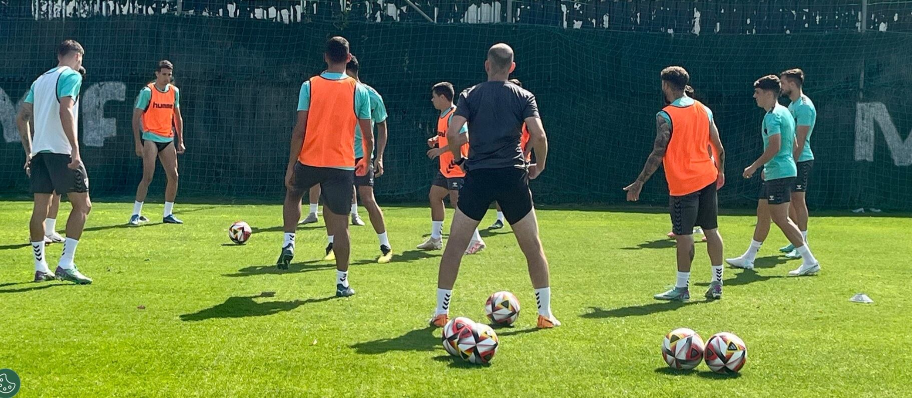 Los jugadores del Málaga realizan un rondo en Marbella