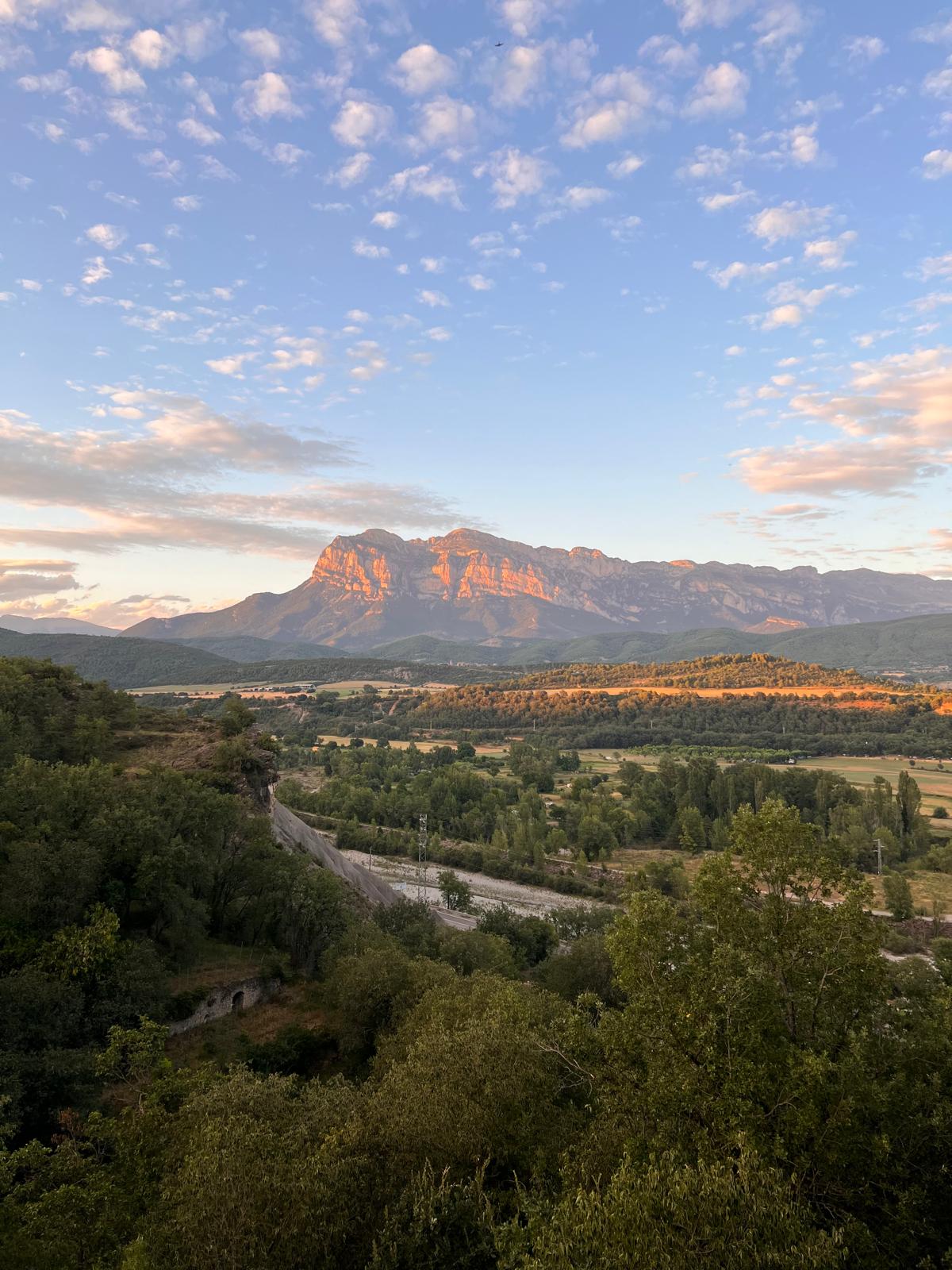 Vistas hacia la Peña Montañesa.