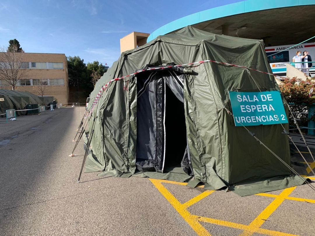 Acceso a carpa militar del Clínico de Zaragoza