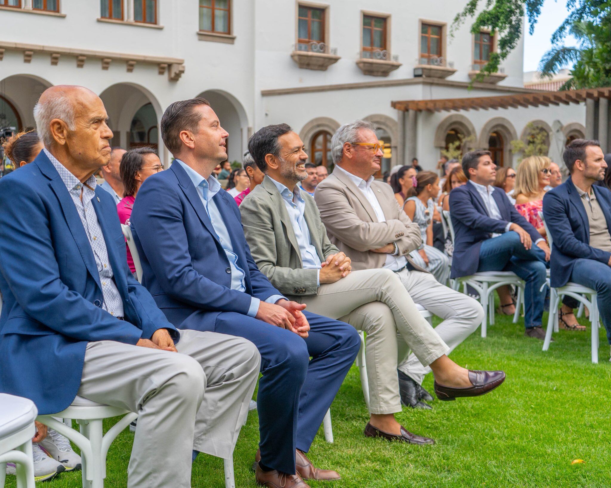 Un momento del acto de presentación de equipaciones.