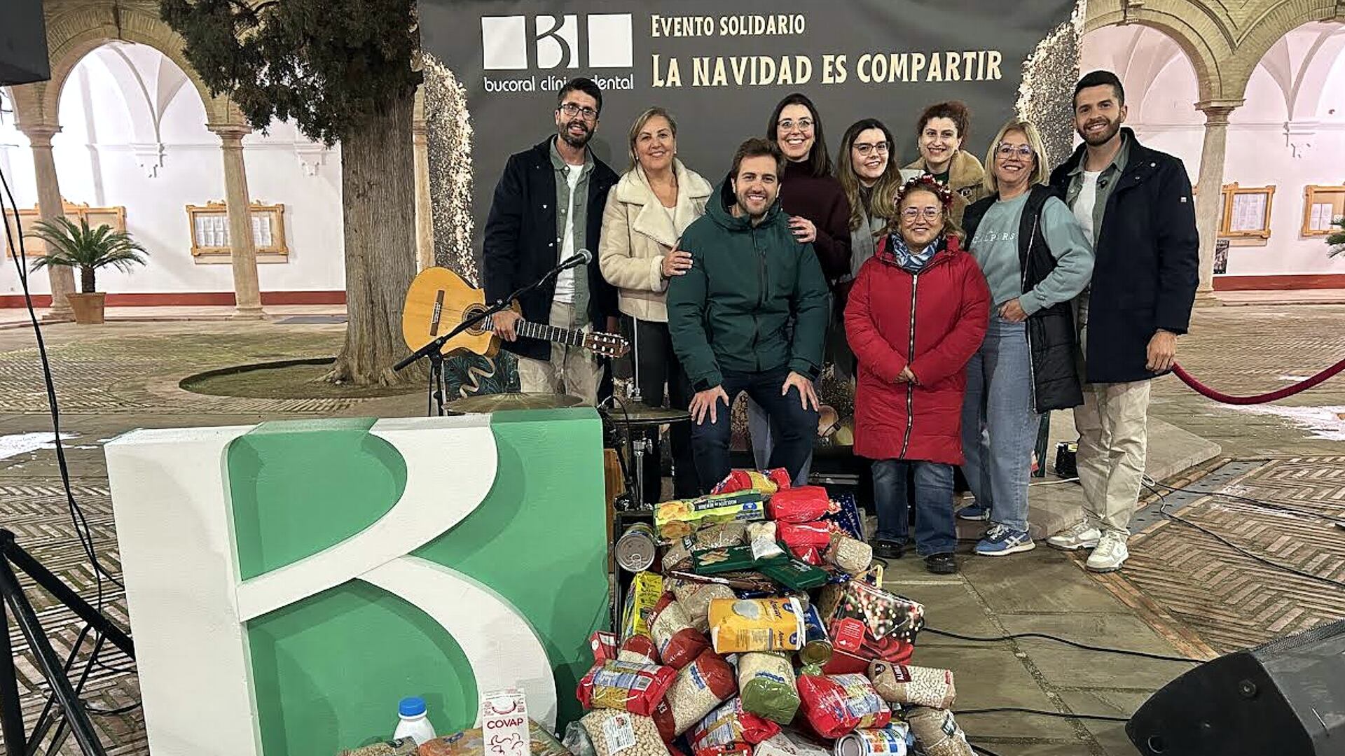 Recogida solidaria de alimentos por parte de la Clínica Dental Bucoral de Antequera