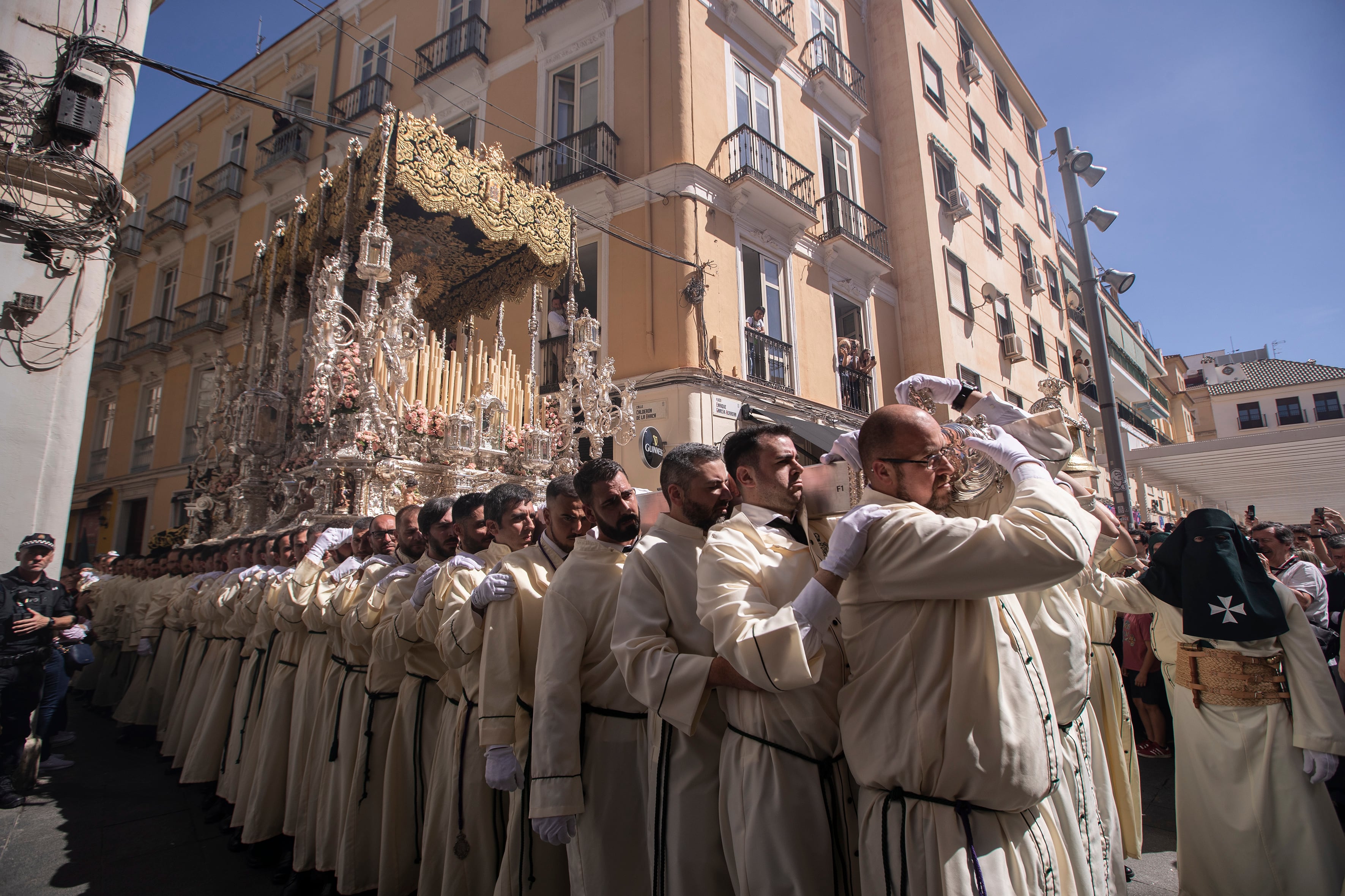 GRAF2126. MÁLAGA, 02/04/2023.- El actor Antonio Banderas (d) sale con su cofradía María Santísima de Lágrimas y Favores en la Iglesia de San Juan en Málaga durante la procesión de Domingo de Ramos. EFE/Jorge Zapata
