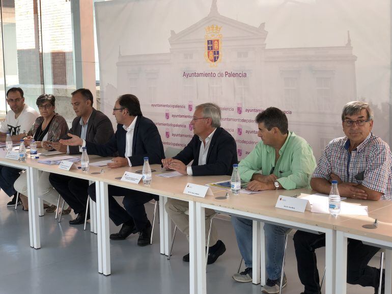 Representantes del Ayuntamiento y de las Asociaciones de Vecinos en la firma de los covenios