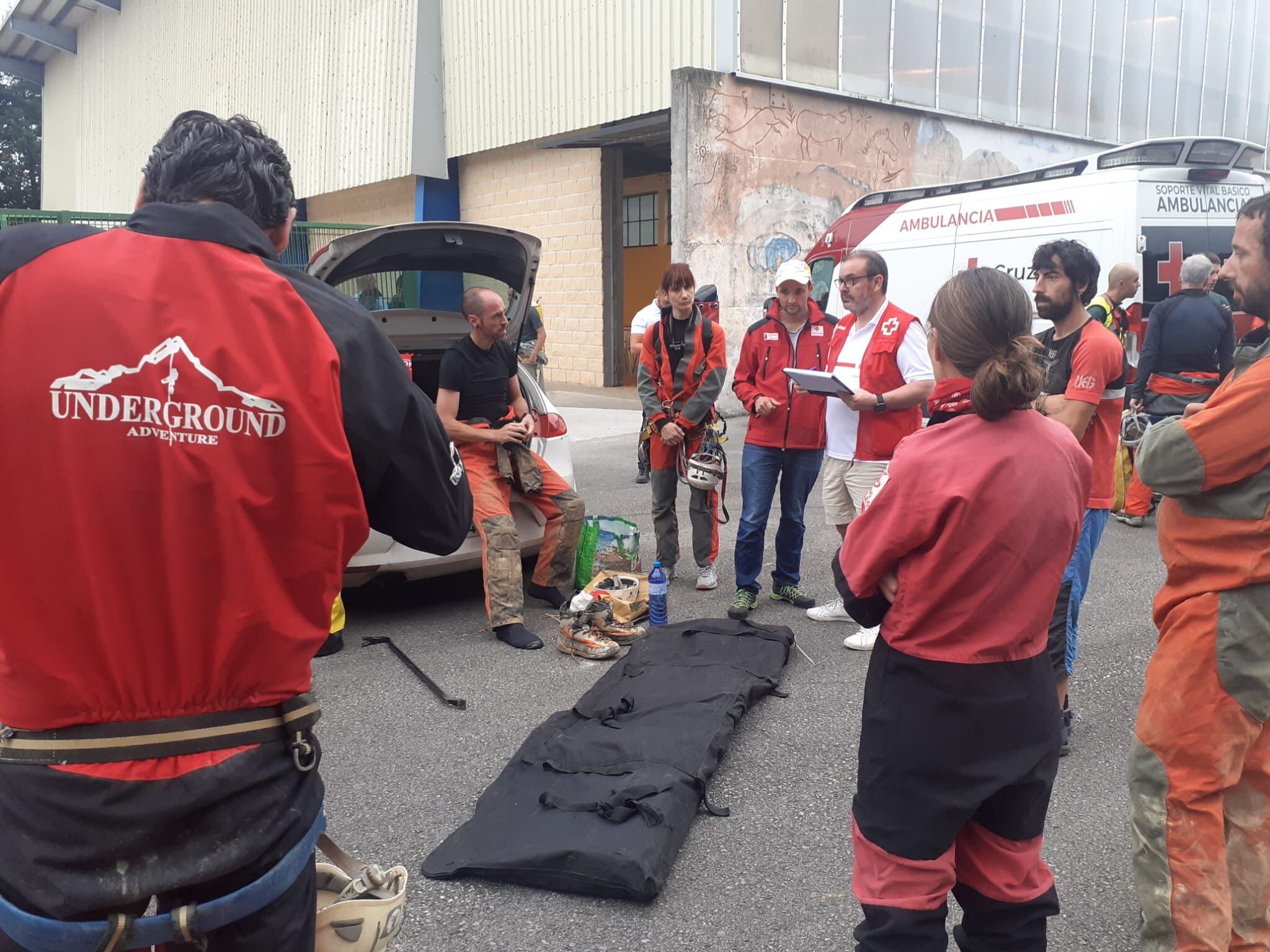 Fotografía de los miembros del dispositivo de rescate para localizar al espeleólogo francés que ha quedado atrapado en una cueva en exploración en Soba