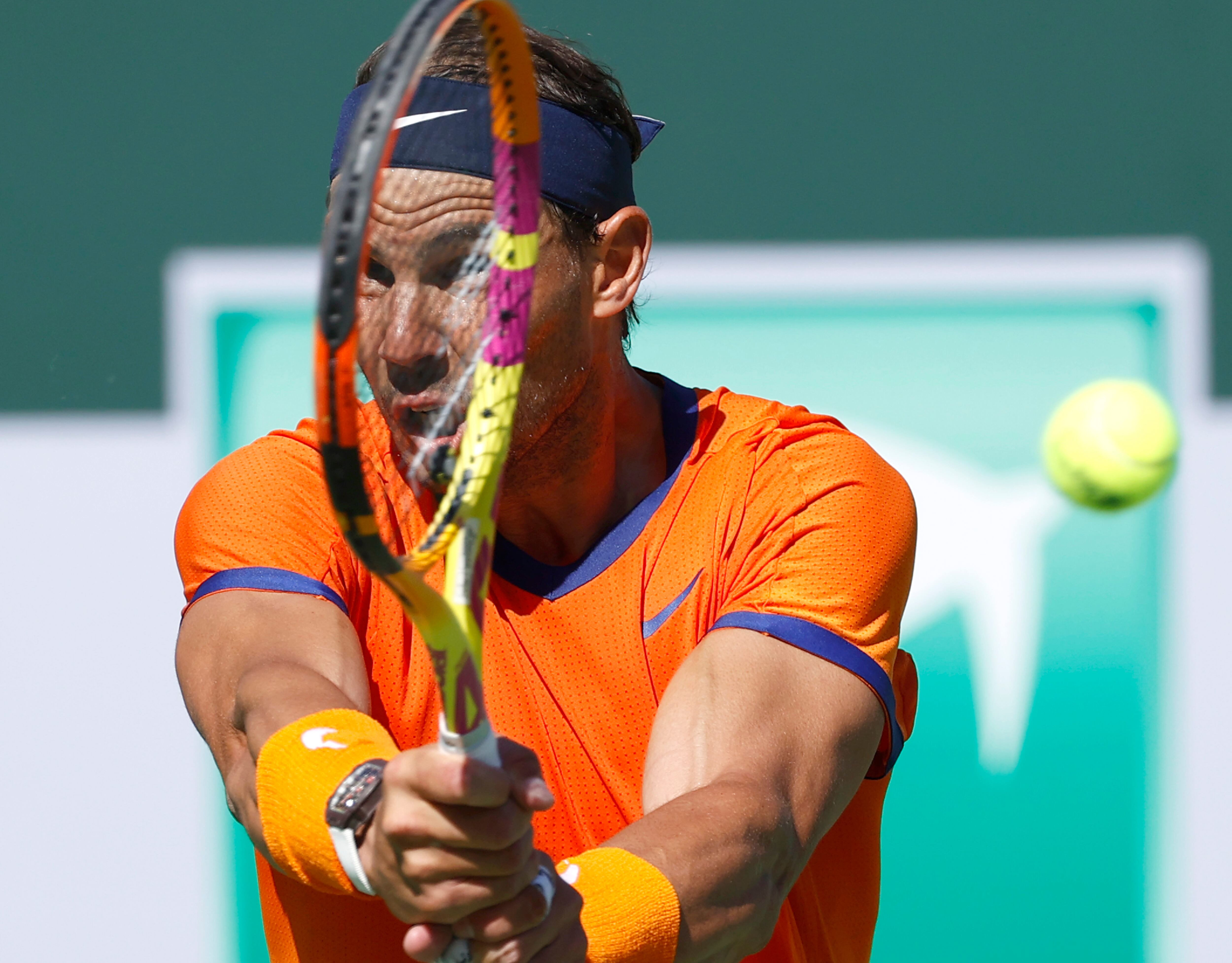 -FOTODELDIA- Indian Wells (Estados Unidos), 14/03/2022.- El tenista Rafa Nadal devuelve la pelota al británico Daniel Evans durante el Abierto del Indian Wells en California, Estados Unidos. EFE/ John G Mabanglo