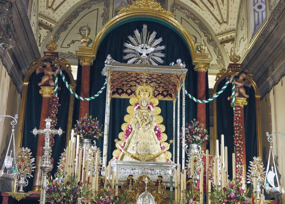 La Virgen del Rocío en su altar de novena en la Parroquia de la Asunción de Almonte