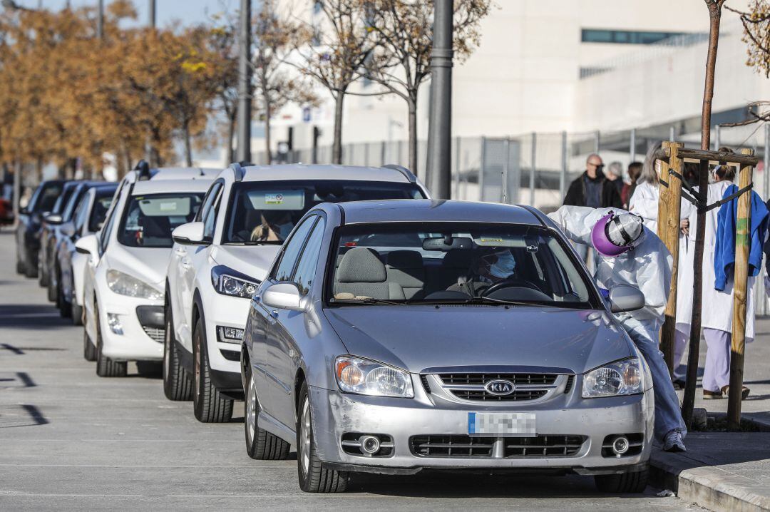 Un coche en la cola para las pruebas PCR en los alrededores del hospital de campaña de La Fe, en València