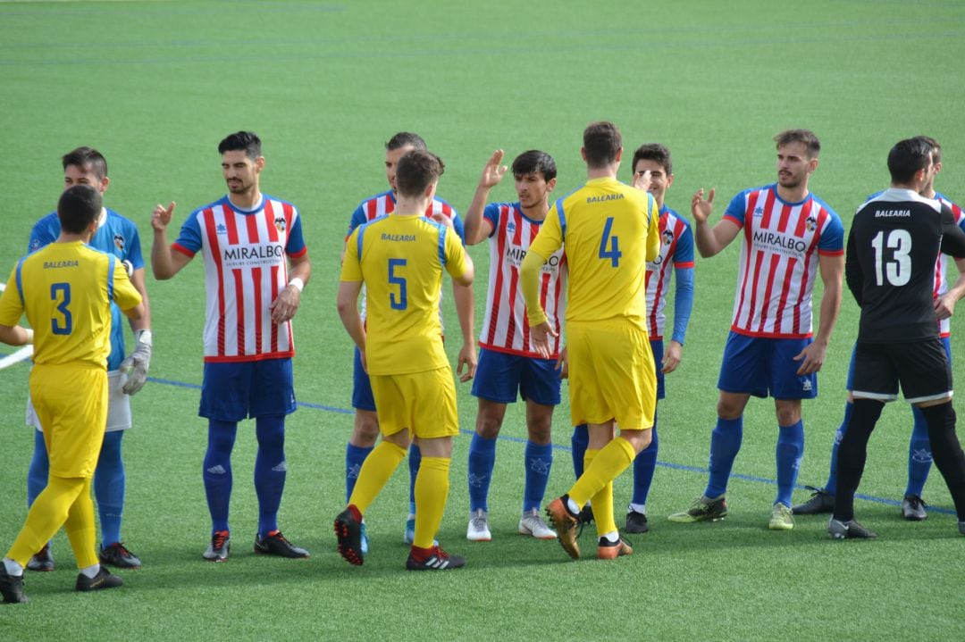 Saludos entre jugadores del CD Dénia y CD Jávea.