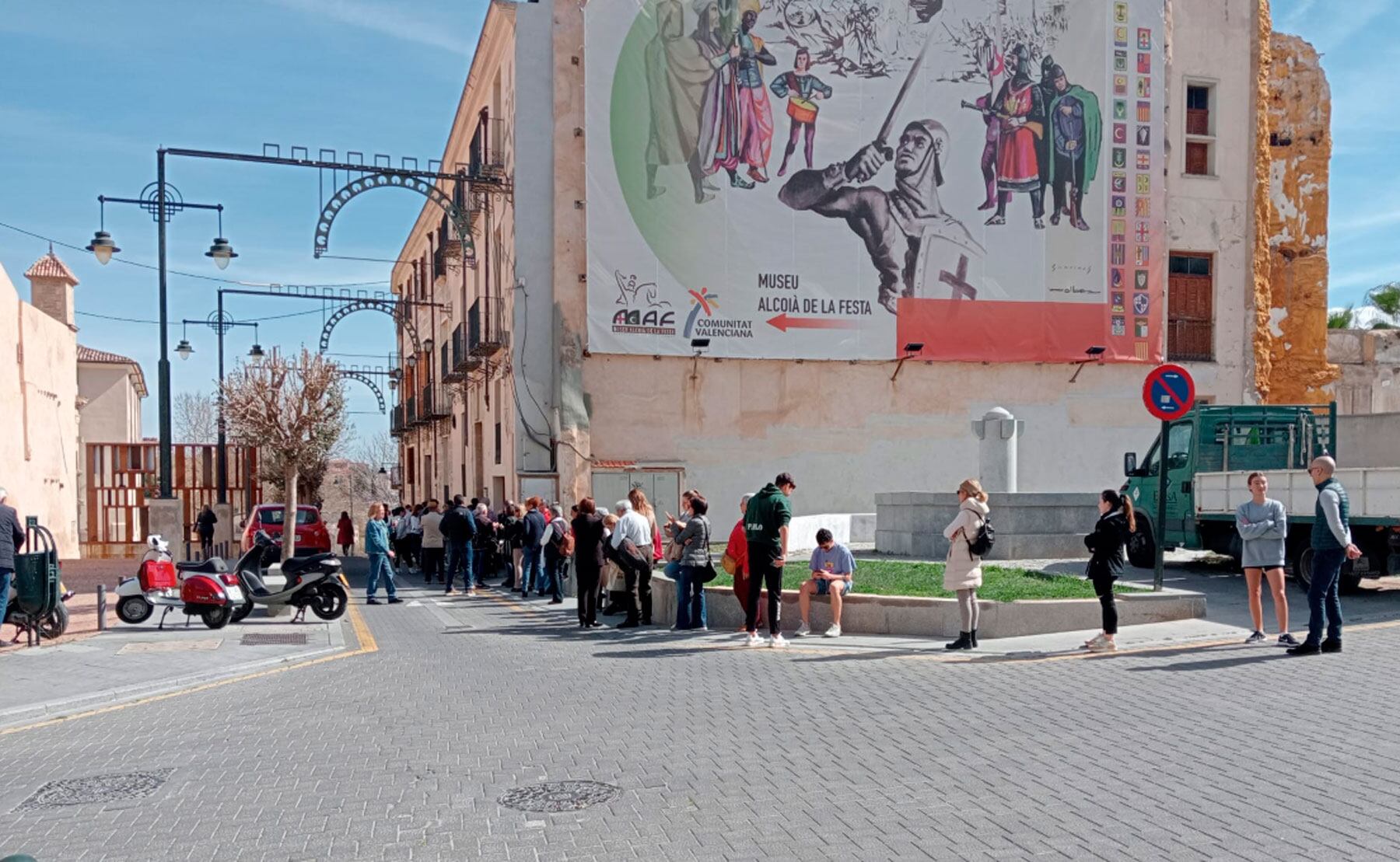 Imagen de las colas que se han producido a lo largo de la mañana en la calle San Miguel