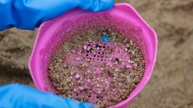 Azti cree que podrían llegar en el plazo de una semana a un mes pellets de plástico como los detectados en Galicia