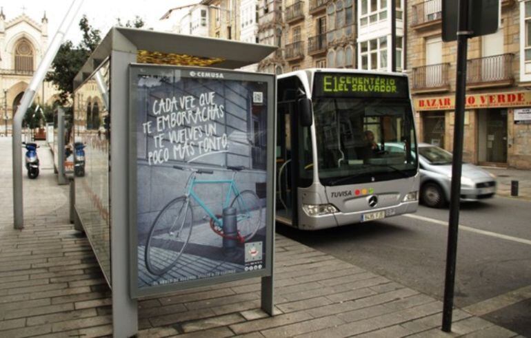 Un autobús en la parada de la calle Prado