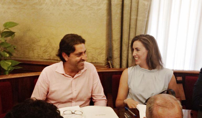 Los dos ediles no adscritos, Fernando Sepulcre y Nerea Belmonte, en el transcurso de un pleno municipal