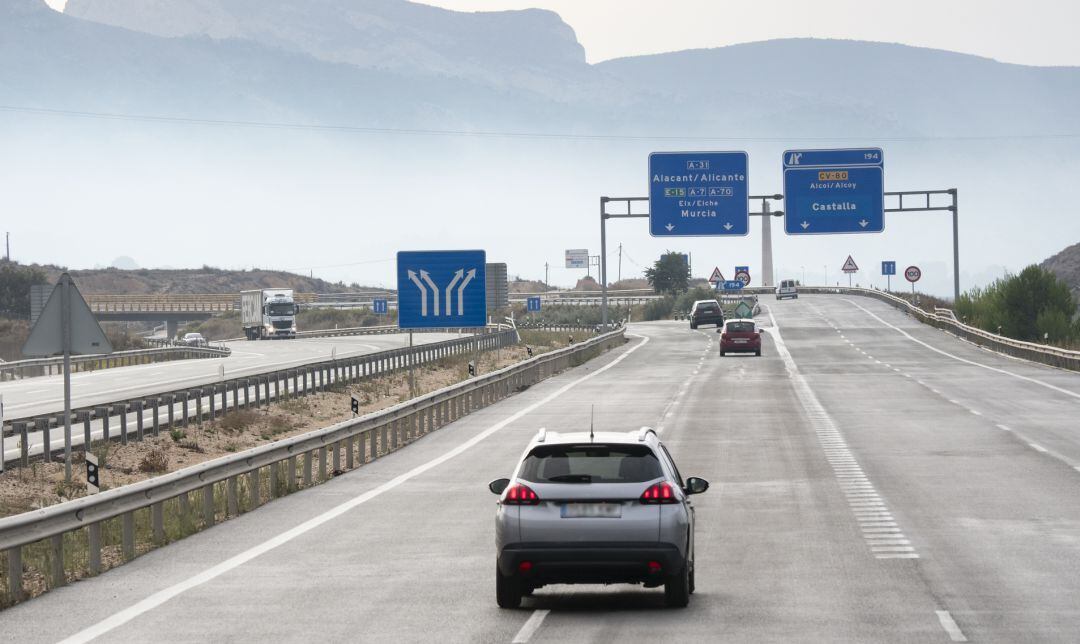 Varios coches en la carretera.