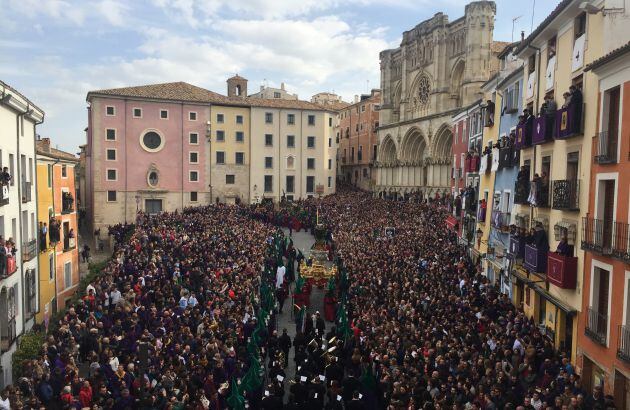 Procesión Camino del Calvario entrando en la plaza Mayor en 2017.