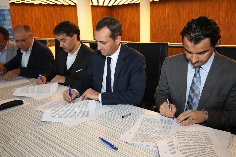 Momento de la firma del Plan de Competitividad para fomentar el turismo en la Vall de Pop.