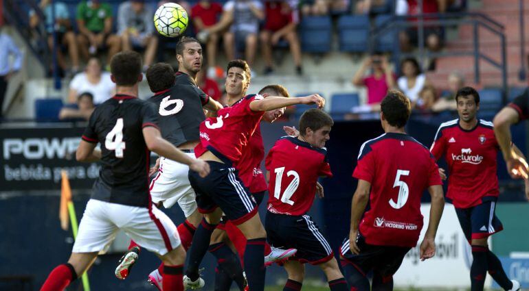 GRA184. PAMPLONA, 02/08/2015.- Los jugadores de Osasuna David García (4d), Unai García (2d) y Endika (3d), luchan por un balón ante los jugadores del Athletic de Bilbao Aymeric Laporte (i), Mikel San José (2i) y Kike Sola (3i) durante el partido amistoso que ambos equipos han disputado esta tarde en el estadio de El Sadar. EFE/Villar López
