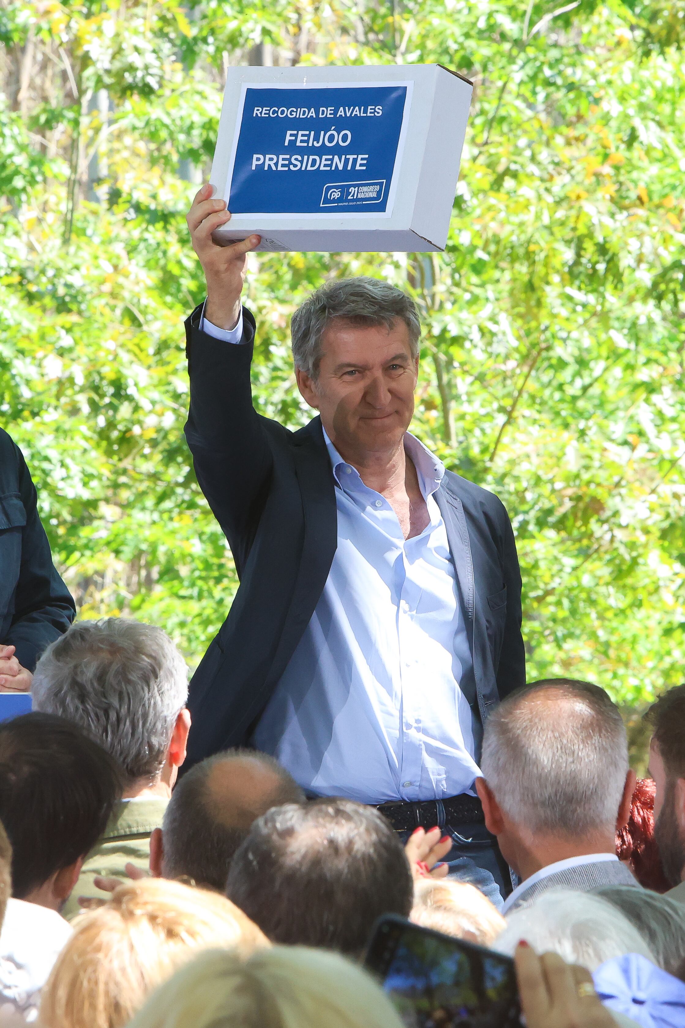 O PINO (A CORUÑA), 24/05/2025.- El líder del PP, Alberto Núñez Feijóo (c), recibe parte de los avales de la provincia de A Coruña durante la romeria popular que se celebra en el municipio coruñés de O Pino, este sábado. EFE/ Xoan Rey
