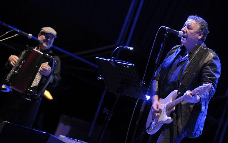 El segoviano Cuco Pérez, a la izquierda, tocando el acordeón en un concierto reciente de Revólver