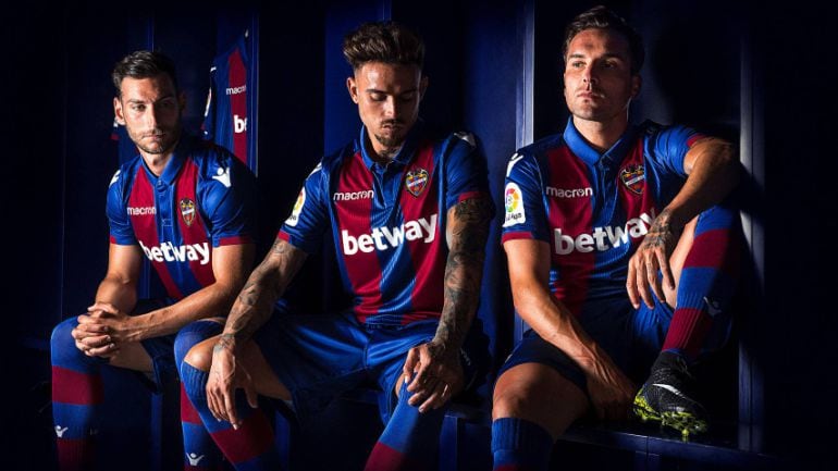 Los jugadores del Levante posan con la nueva primera equipación