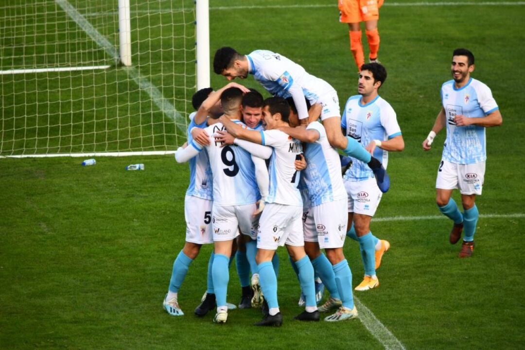 Los jugadores del Compostela celebran un gol de Brais Abelenda en el Vero Boquete