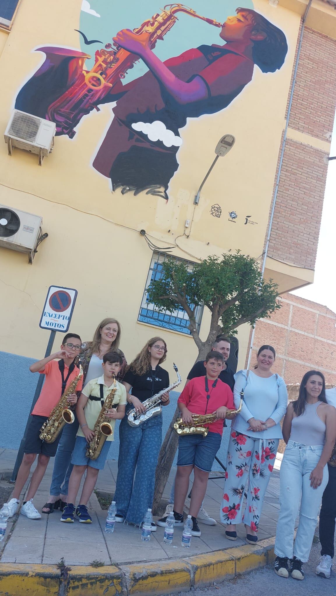 Alumnos y alumna de la Escuela de Música, con alcaldesa, diputada, autora, concejal y técnica de la Oficina Informa Joven