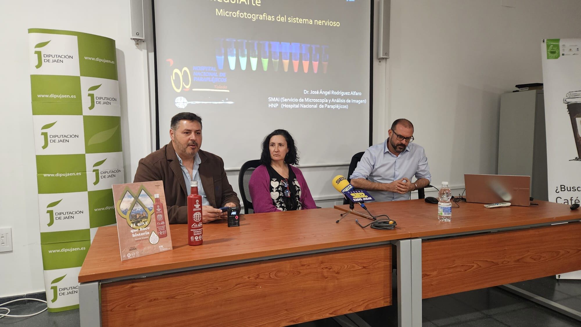 Momento de la inauguración, intervención  de Marco Antonio Bernal en presencia de la concejala, Isabel Troyano, y el conferenciante, José Ángel Rodríguez Alfaro