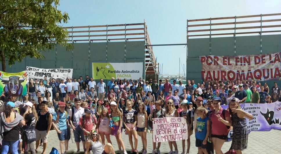 Protesta contra bous a la mar Dénia y por la muerte de un toro en estas actuaciones taurinas.