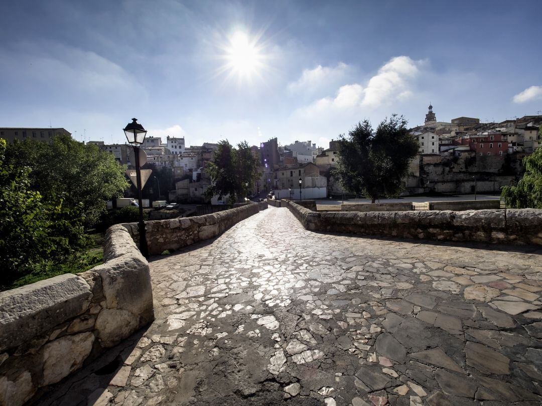 El pont Vell d&#039;Ontinyent amb el sol al fons