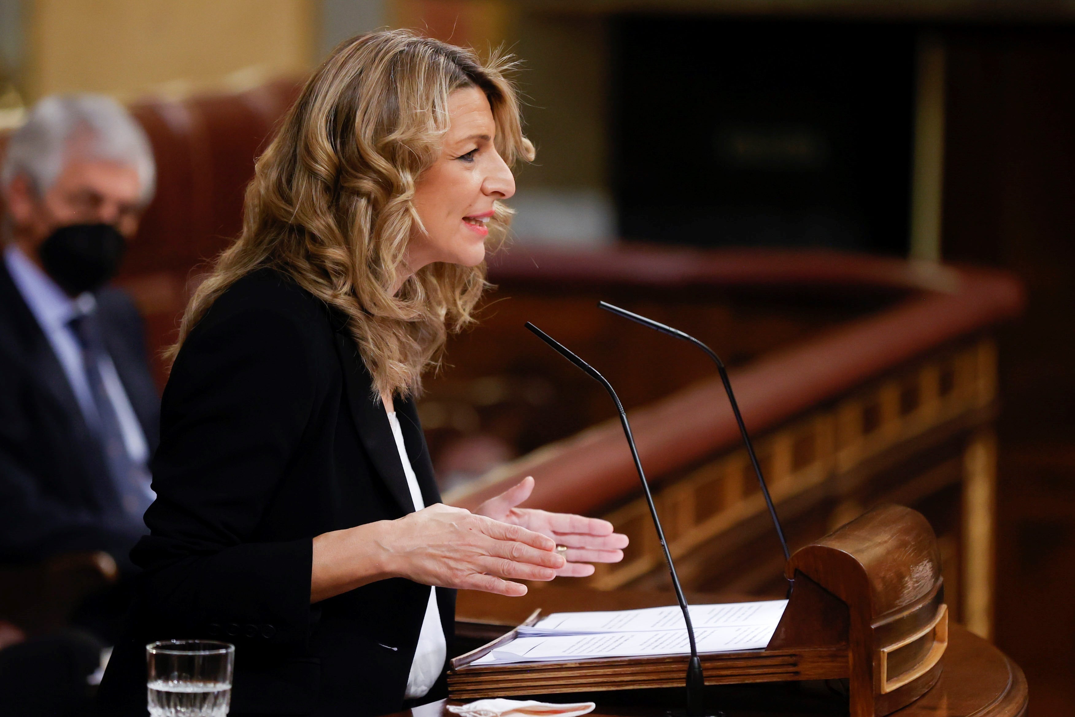 MADRID, 03/02/2022.- La ministra de Trabajo, Yolanda Díaz interviene durante el pleno del Congreso de los Diputados que debate y vota este jueves la convalidación de la reforma laboral pactada entre Gobierno y agentes sociales y aprobada por decreto ley. EFE/ Juan Carlos Hidalgo