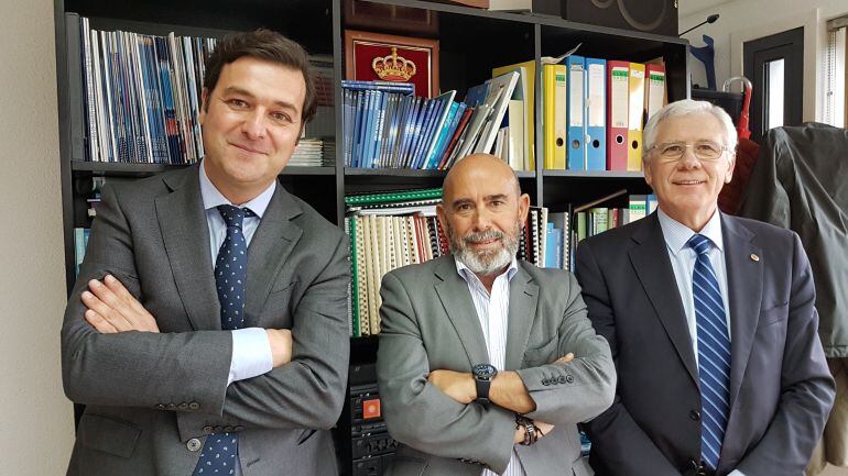 José Antonio Cabornero, nuevo director de la Cadena Ser en Cantabria; Francisco Vélez, director general de Operaciones de PRISA Radio; Joaquín Fernández-Carvajal, ex director de la Cadena Ser en Cantabria 