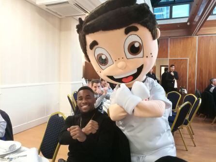 La nueva mascota del club, junto a Kawaya