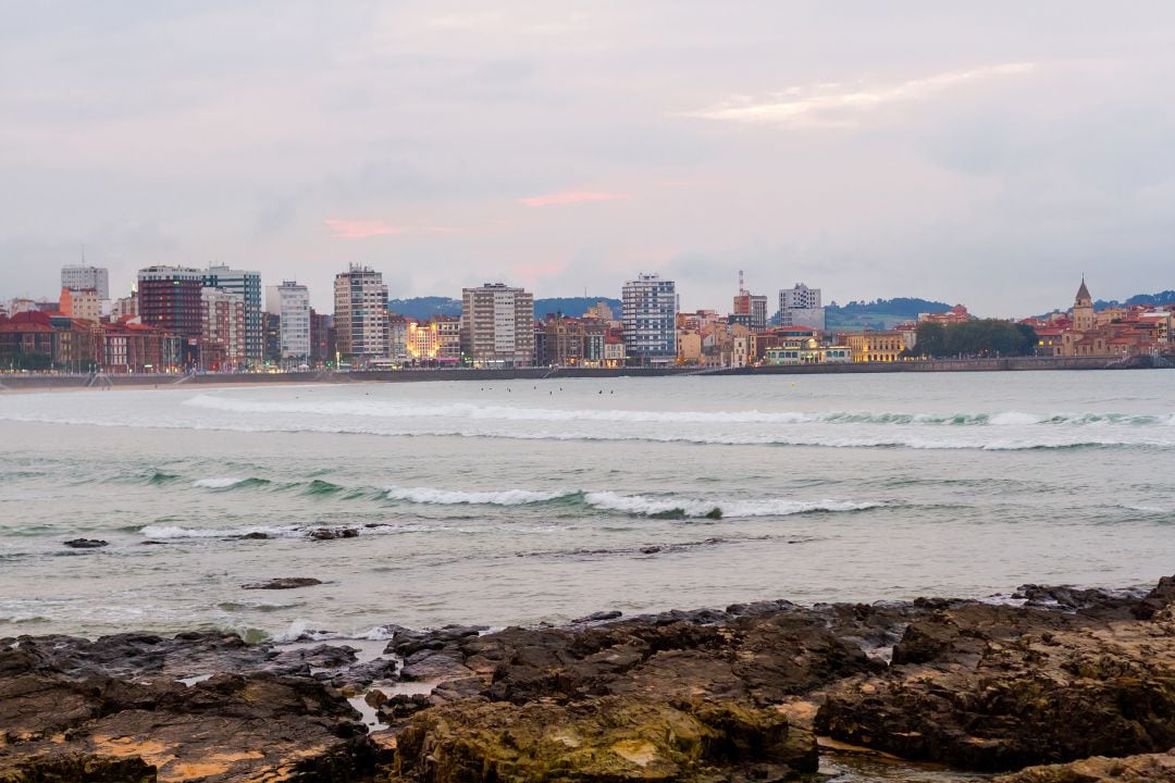 Playa de San Lorenzo en la zona cercana al Tostaderu.