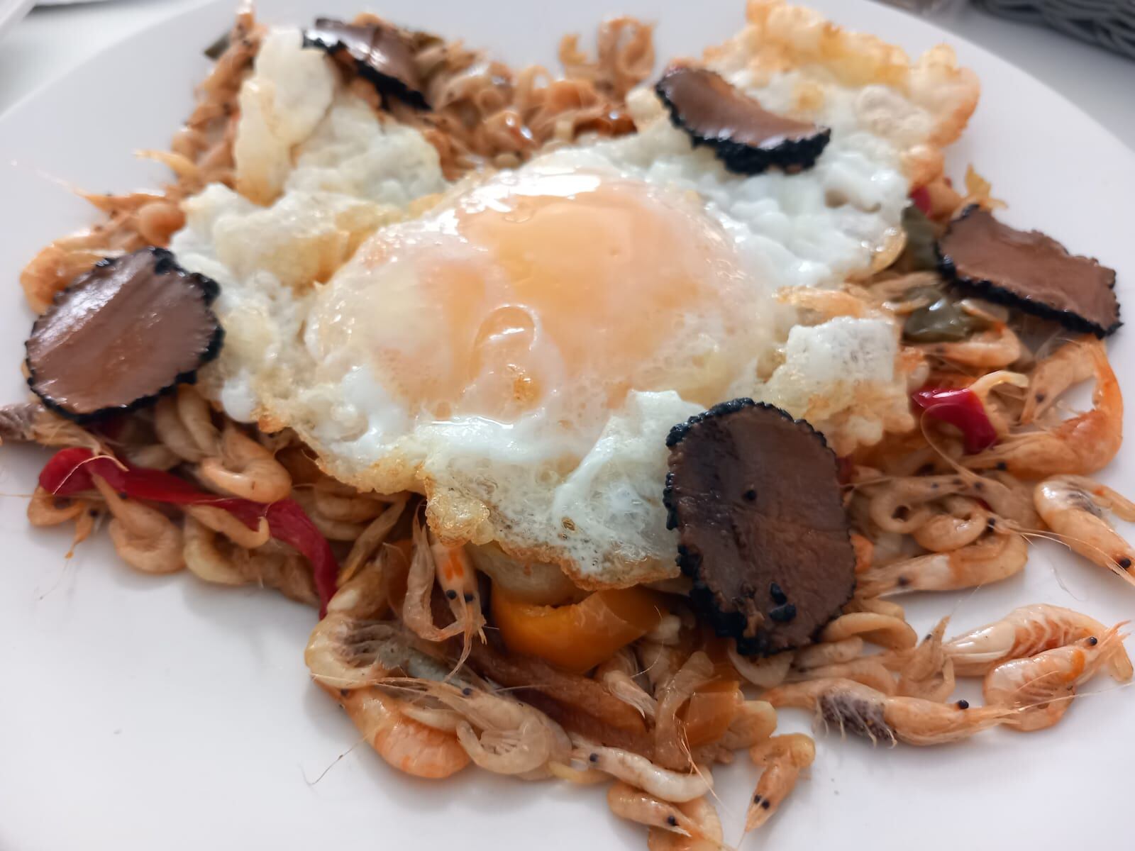 Camarones con verdura pochada, trufa de verano y huevo frito de oca