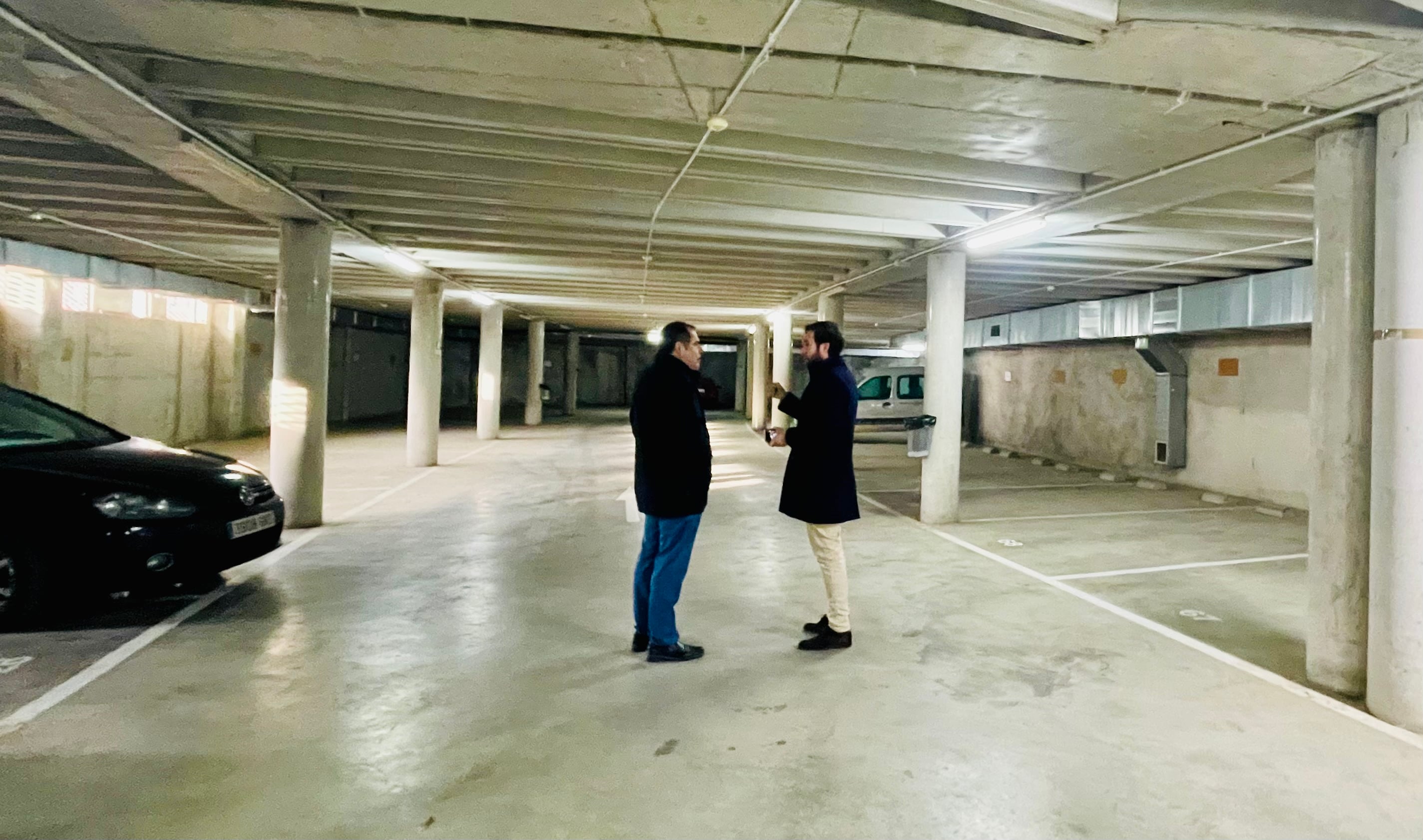 Isaac Claver  y Salvador Sarrado en el parking Cortes de Aragón