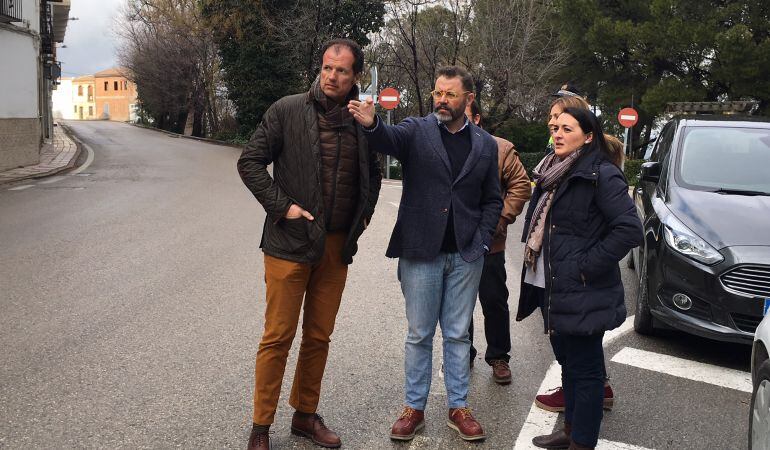 Delegado de Fomento y Vivienda, Rafael Valdivieso (centro) y alcaldesa, Esther Ulloa (Dcha), observan la zona de las actuaciones