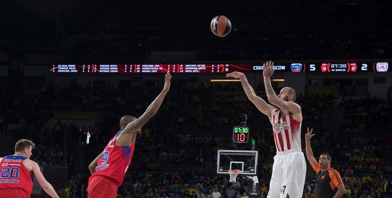 Spanoulis lanza un triple a canasta ante el CSKA