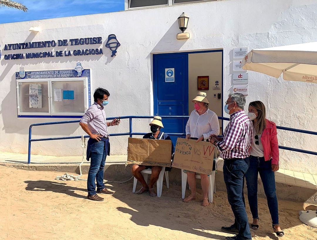 Concejales del PSOE de Teguise junto a Victoriano Hernández, en La Graciosa.