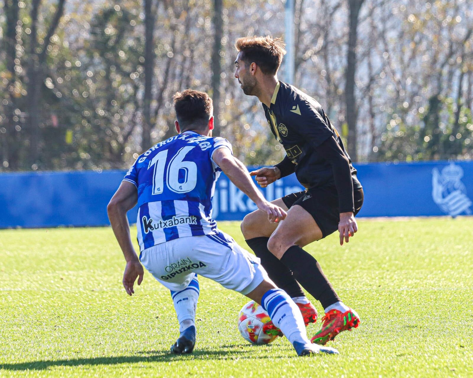 Miguel Marí, jugador del Intercity, frente a la Real Sociedad B