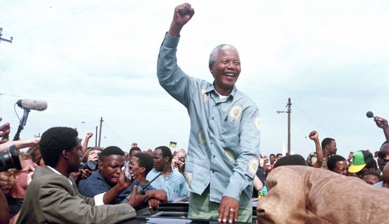 Nelson Mandela es recibido por sus seguidos en Durban en abril de 1994