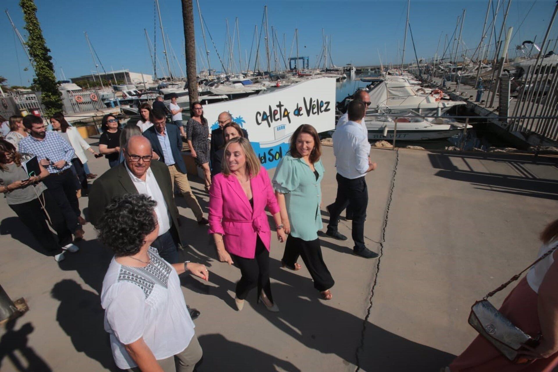 Las consejeras Marifrán Carazo y Carmen Crespo en el puerto de Caleta de Vélez