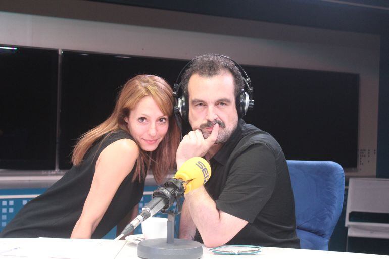 Macarena Berlín junto a Nacho Vigalondo en los estudios de la Cadena SER