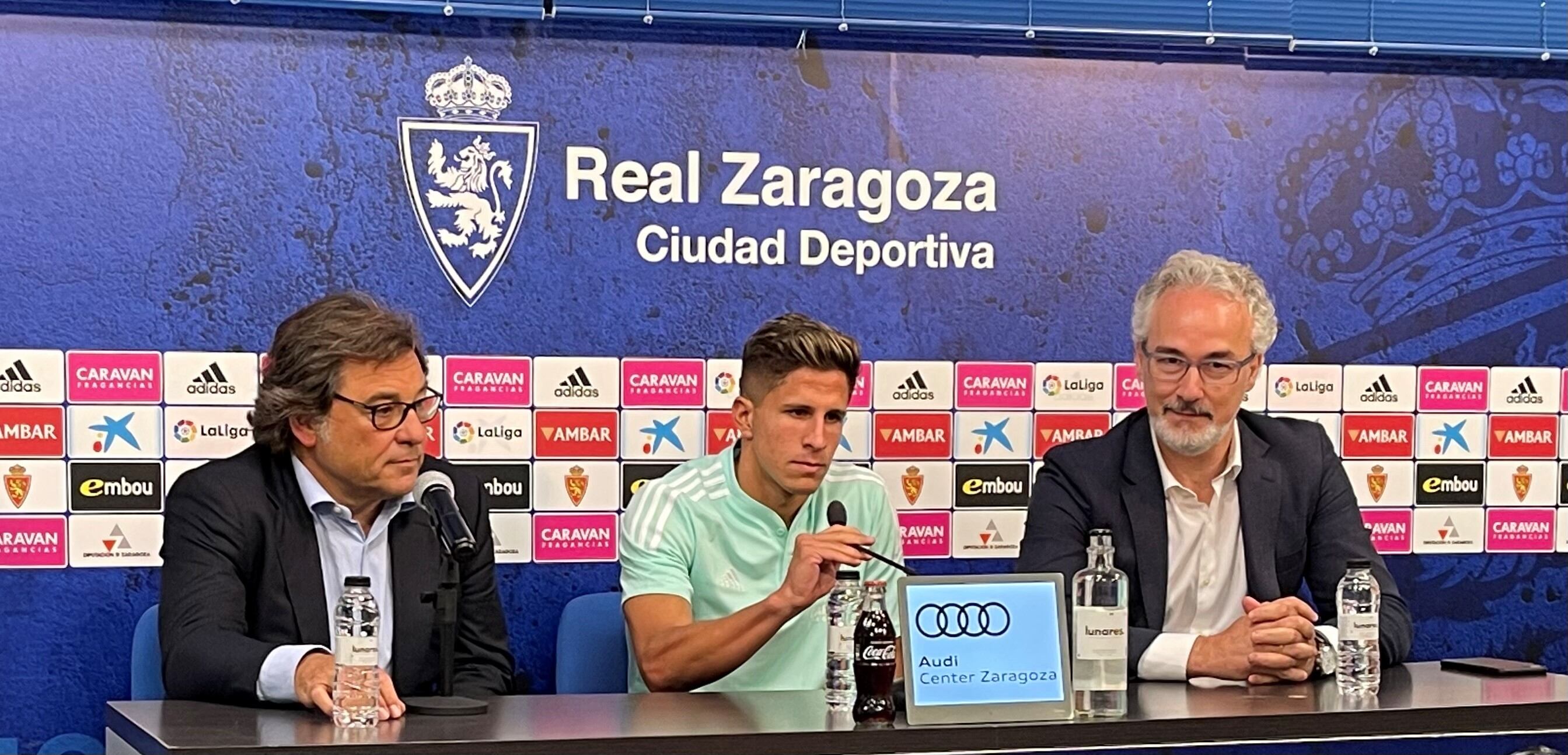 Giuliano Simeone, durante su presentación junto a Raúl Sanllehí y Miguel Torrecilla