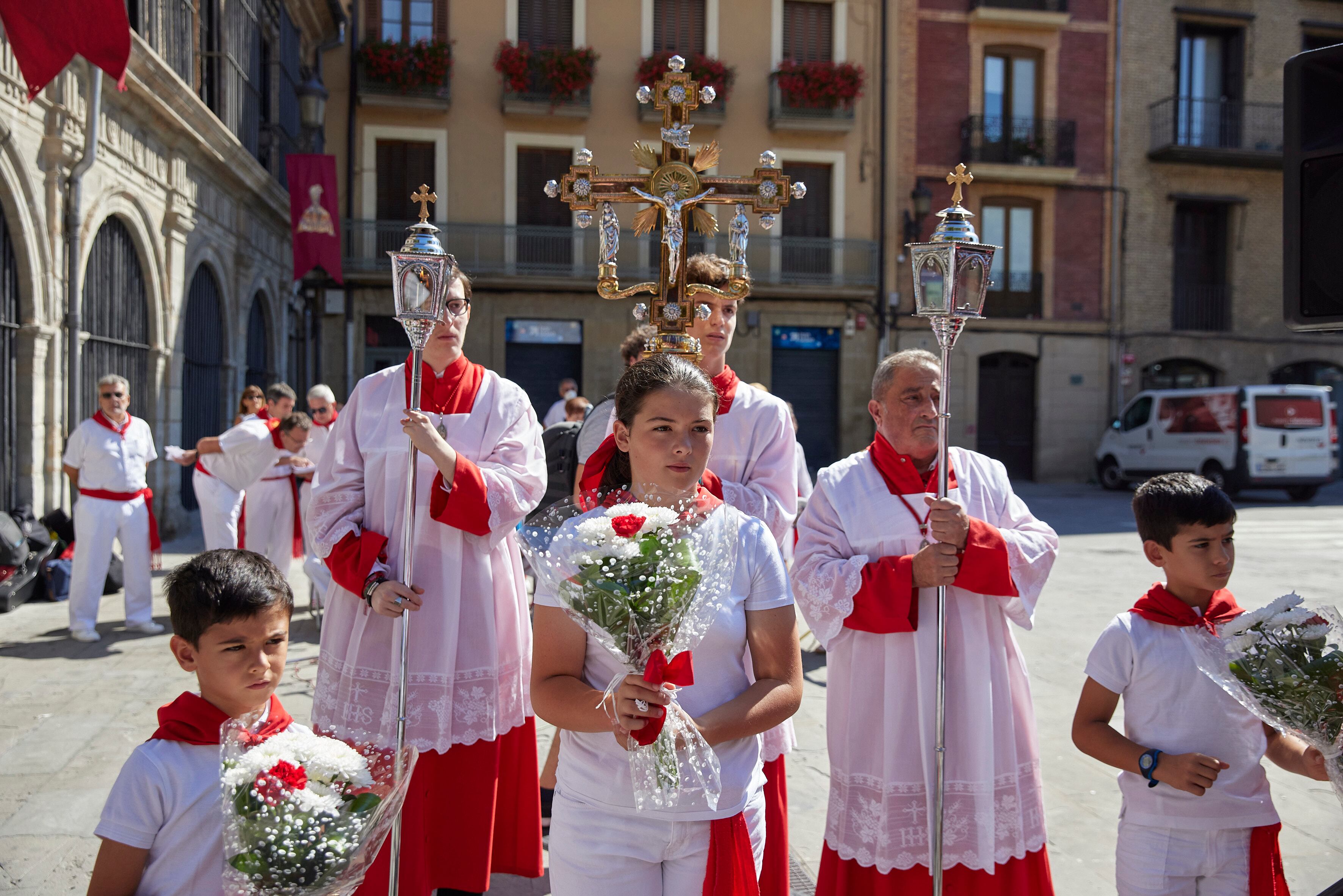 Flores rojas y blancas a San Fermín en el Día Infantil de las fiestas