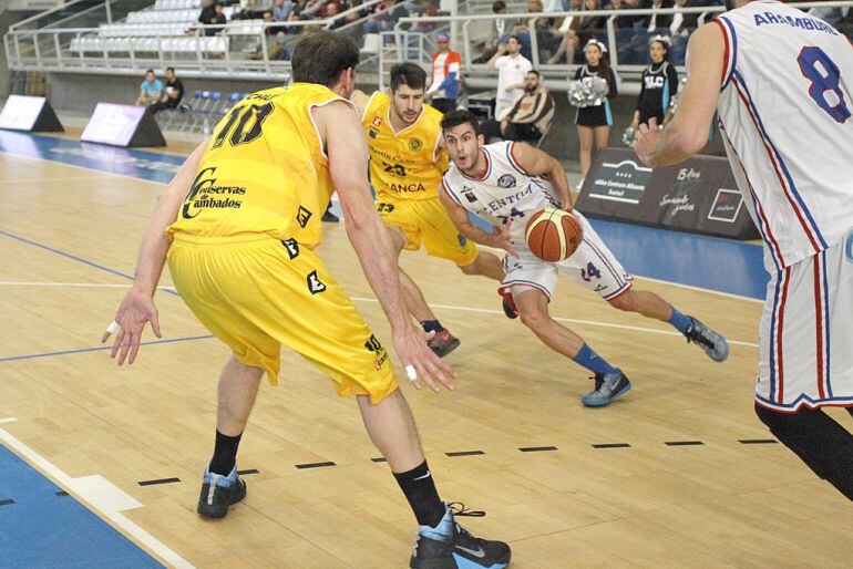 El jugador de la Fundación, rodeado por los jugadores de Cambados