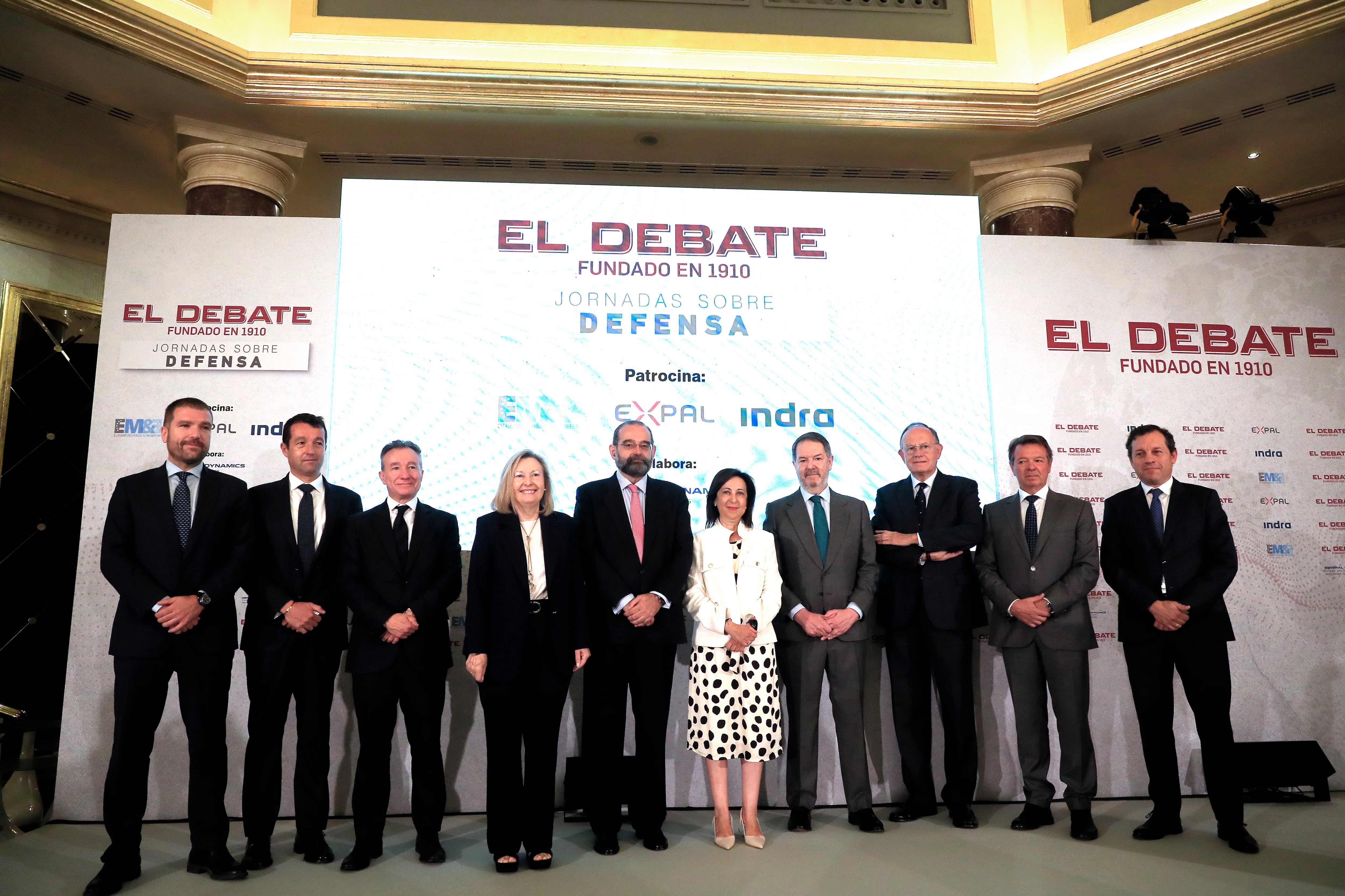 MADRID, 19/06/2023.- La ministra de Defensa, Margarita Robles (c), posa para una foto de familia junto a, entre otros, la secretaria de Estado de Defensa, Amparo Valcarce, el CEO de Escribano, Javier Escribano (i); el consejero delegado de Expal, José Manuel Fernández Bosch (2i); el presidente de El Debate, Alfonso Bullón de Mendoza (5i); el director de El Debate, Bieito Rubido (4d), el presidente del consejo de administración de Expal, José Luis Urcelay Verdugo (3d) y el director general de Santa Bárbara Sistemas, Juan Escriña (2d), a su llegada a la primera jornada de Defensa de El Debate, este lunes en un hotel madrileño. EFE/ Fernando Alvarado
