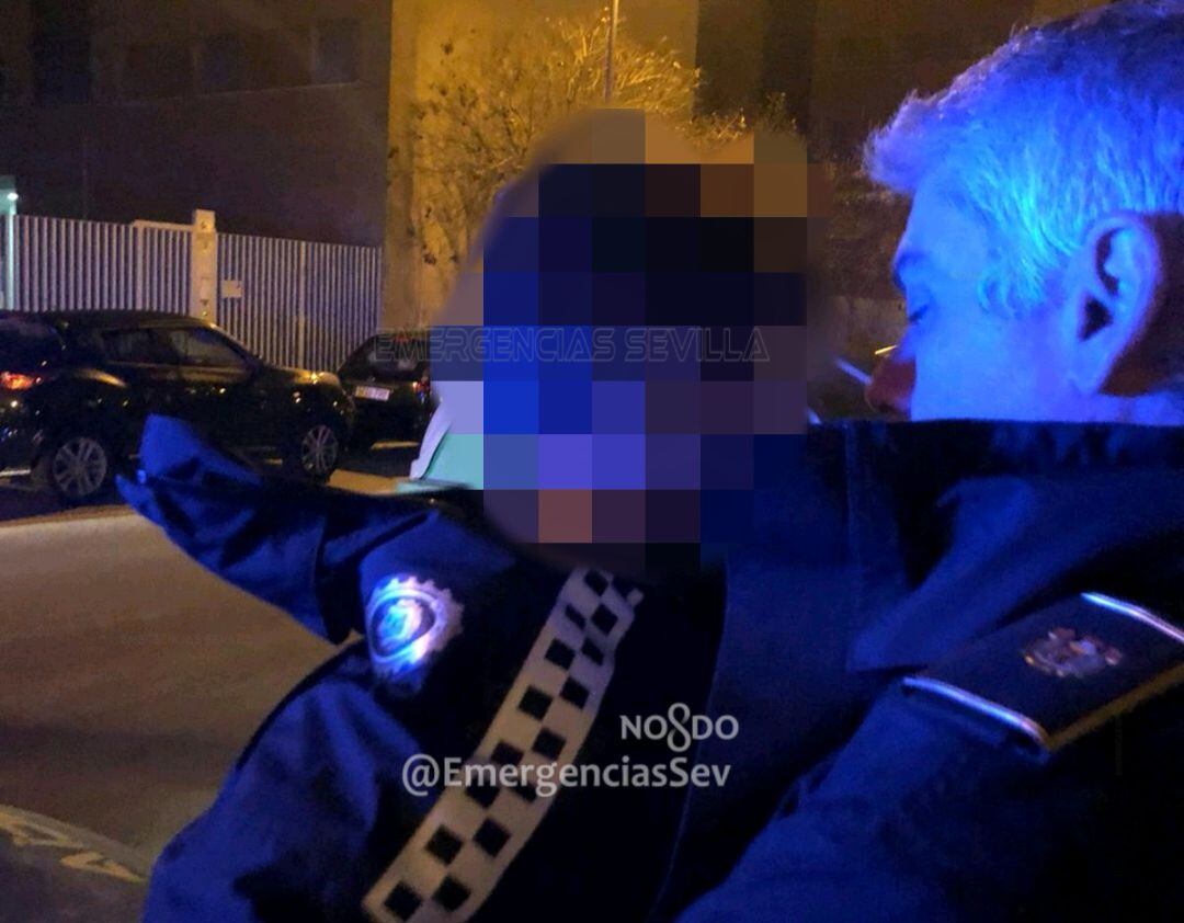 El niño, atendido por un agente de la policía local