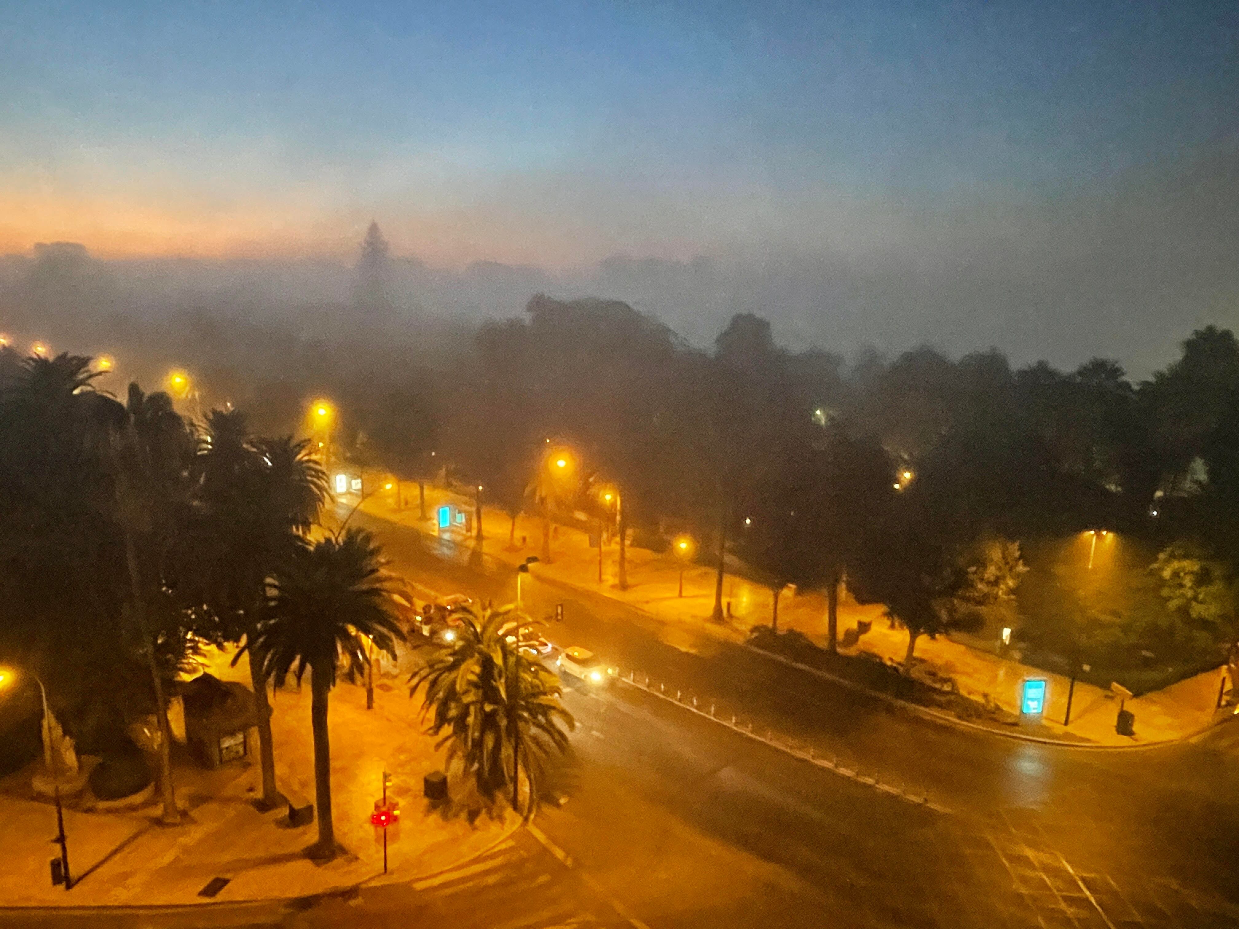 El taró cubre el centro de Málaga este lunes por la mañana