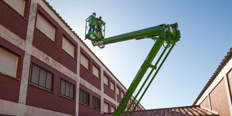 Grúa trabajando en el colegio Reggio de Puerto Real